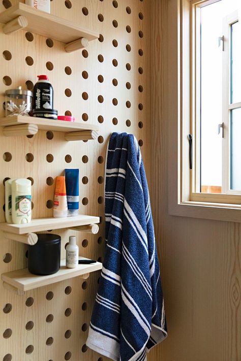 A pegboard wall is a great way to mix function and style into your bathroom design Raili Clasen, Teenager Style, Indoor Hanging Plants, Aesthetic Bathroom Decor, Best Indoor Hanging Plants, Retainer Case, Teen Bathrooms, 20 Aesthetic, Restaurant Bathroom