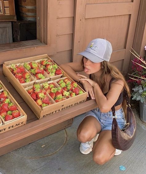 Bree Prescott, Farmers Market Aesthetic, Farmers Market Outfit, Mia Sheridan, Market Outfit, Market Aesthetic, Farmers Markets, Hot Girl Summer, Instagram Pose