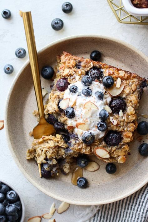 The best healthy breakfast recipe, this Healthy Blueberry Baked Oatmeal is bursting with fresh blueberries and warm cinnamon. Easy to make, this baked oatmeal is great for your weekend meal prep, cut into oatmeal bars for on-the-go breakfasts, or served for a brunch. Graduation Breakfast, Soft Recipes, Blueberry Baked Oatmeal, Paleo Breakfasts, Golo Recipes, Weekend Meal Prep, Clean Desserts, Simple Foods, Gold Fork