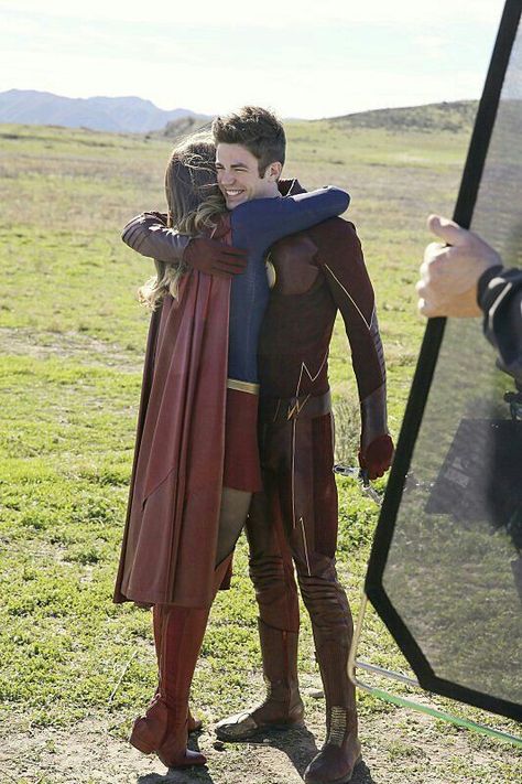 The Flash and Supergirl (Grant Gustin and Melissa Benoist) Supergirl Crossover, Superhero Shows, Supergirl 2015, Supergirl Tv, Melissa Supergirl, The Flash Grant Gustin, Dc Tv Shows, Supergirl Dc, Worlds Finest