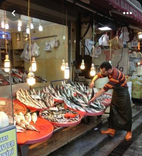 Colourful Fish, Fish Shop, Street Food Market, Fishing Room, Village Photos, Meat Markets, Ap Studio Art, Turkish Culture, Small City