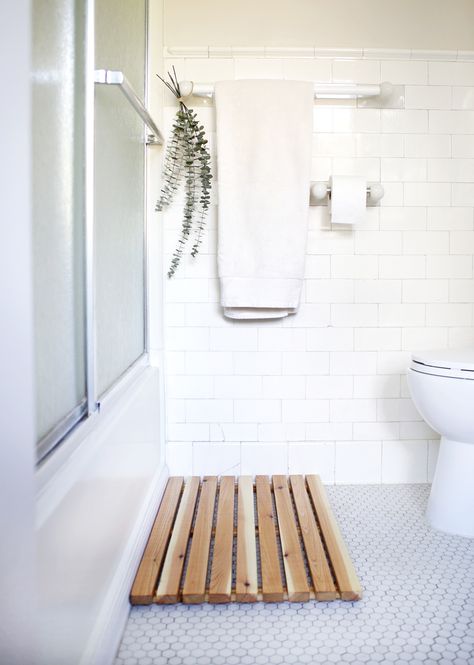 Resort-inspired style: Spa-inspired bathrooms and rattan furniture bring the vacay vibes home (saves for “spa bathrooms” +269%) Cedar Bath Mat, Wooden Bathmat, Spa Inspired Bathrooms, Spa Style Bathroom, Spa Like Bathrooms, Wooden Bath, Cheap Apartment, Decorative Baskets, Tiny Bathrooms