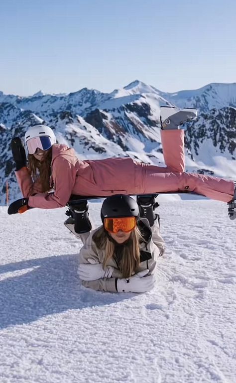 Ski Photoshoot Ideas, Ski Group Photo, Ski Poses, Skiing Photo Ideas, Ski Trip Photos, Ski Photoshoot, Snowboarding Photo Ideas, Ski Poses Photo Ideas, Snowboard Poses Photo Ideas