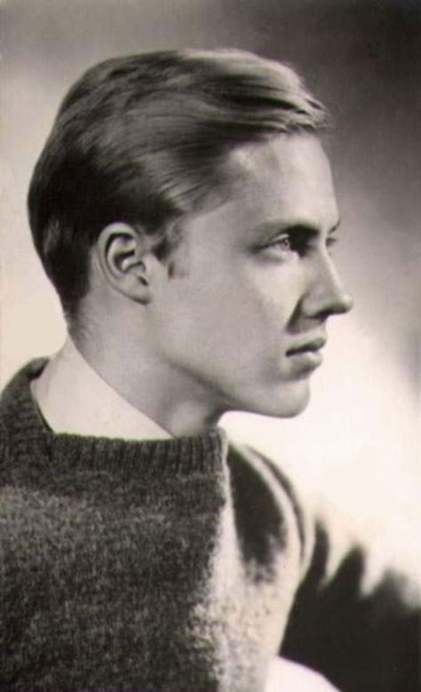 Young Christopher Walken in a ... is listed (or ranked) 1 on the list 16 Photos of Young Christopher Walken Christopher Walken Young, Hommes Grunge, Christopher Walken, Black And White Photograph, Uma Thurman, Gary Oldman, Actrices Hollywood, John Travolta, Bruce Willis