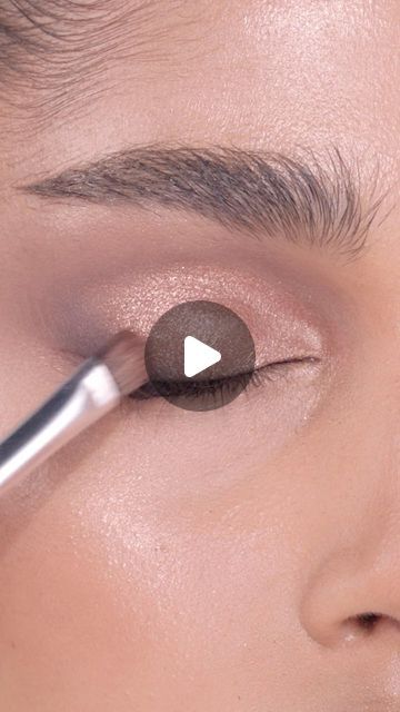 Anastasia Beverly Hills on Instagram: "Turning up the heat with our Sultry Mini Eyeshadow Palette 🔥 Head to the link in bio to get yours NOW 🏃🏾‍♀️ #AnastasiaBeverlyHills" Sultry Anastasia Looks, Eyeshadow Brushes Guide, Eyes Make Up, Make Up Eyes, Anastasia Makeup, Eye Makeup Guide, Anastasia Beverly Hills Eyeshadow, Eyeshadow Styles, Mini Eyeshadow Palette