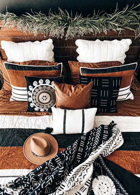 Boho bedding. Boho bedroom. Rust bedding. Cognac bedding. Boho pillows. Taupe Rooms, Western Bedrooms, Design Ložnic, Western Bedroom Decor, Western Rooms, Western Bedroom, Dekorasi Kamar Tidur, Western Home Decor, Decor Minimalist