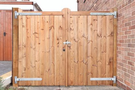 🔨 How to Build a Double-Fence Gate | BuildEazy Driveway Fence Gate Ideas, Wooden Gate Plans, Double Wooden Gates, Driveway Gate Diy, Building A Wooden Gate, Wooden Gate Designs, Building A Gate, Wooden Fence Gate, Wood Fence Gates