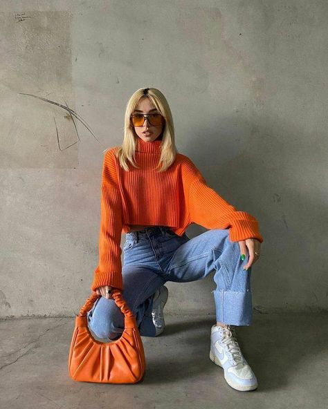 Colorful Winter Fashion, Colorful Winter Outfits, Outfits Con Jeans, Color Blocking Outfits, Orange Sweater, Orange Outfit, Foto Tips, Spring Fashion Outfits, Autumn Outfit