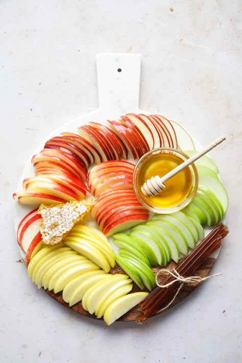 Rosh Hashana Charcuterie Board, Rosh Hashana Appetizers, Rosh Hashanah Activities, Rosh Hashana Ideas, Rush Hashana, Rosh Hashanah Decorations, Sukkot Recipes Food, Apple And Honey, Rosh Hashanah Tablescapes