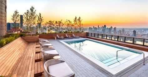 American Copper Buildings in Kips Bay show off stunning rooftop pool - Curbed NY Roof Cafe, Rooftop Bars Nyc, Rooftop Venue, House Lifestyle, Light Projection, Nyc Rooftop, Rooftop Design, Rooftop Lounge, Waterfront Restaurant