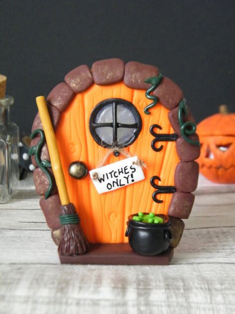 Halloween decorations clay ideas Polymer Clay Halloween House, Halloween Sculpey Clay Ideas, Christmas Fairy Doors Ideas, Halloween Fairy Door, Clay Fall Ideas, Clay Gravestone, Polymer Clay Cauldron, Air Dry Clay Halloween Projects, Halloween Fairy House