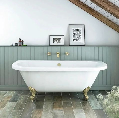 13 Stunning Bathrooms With Panelled Walls - Emily May Baños Shabby Chic, Country Bathroom Decor, Slipper Bath, Design Japonais, Loft Bathroom, Roll Top Bath, Victorian Bathroom, Back To Wall Bath, Cottage Bathroom