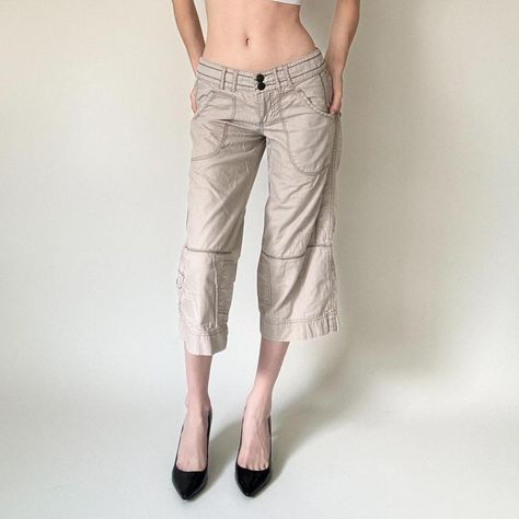 2000s capri pants with cargo style pockets. size... - Depop Vintage Capri Pants, Oc Lore, Vintage Capri, Capri Cargo Pants, Cargo Capris, Cargo Pants Outfits, Khaki Capris, Pants Vintage, Cargo Style