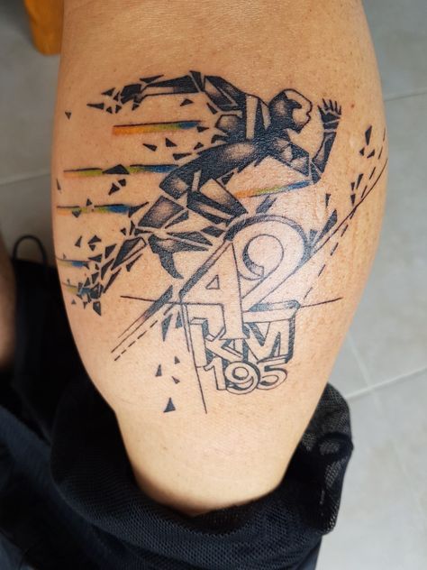 En mémoire de mes différents marathons Run Tattoo, Ironman Triathlon Motivation, Ironman Triathlon Tattoo, Triathlon Transition, Marathon Tattoo, Triathlon Tattoo, Bike Tattoo, Iron Man Tattoo, Running Tattoo