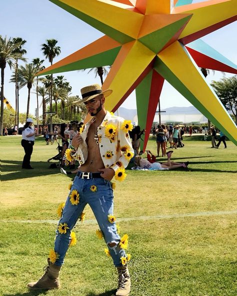 #Coachella day one. ✅ Cowboy Coachella Outfit, Coachella Men Outfit, Coachella 2020, Coachella Outfit Men, Mens Festival Fashion, Edc Orlando, Cochella Outfits, Coachella 2018, Coachella Outfits