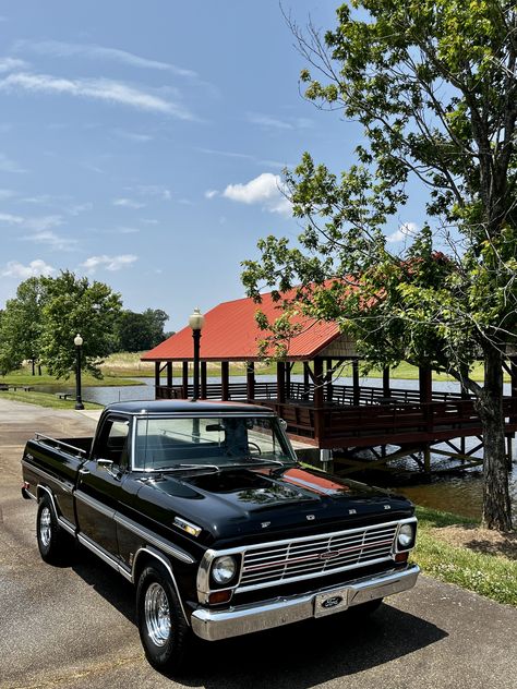 White Pickup Truck Aesthetic, 1968 Ford Truck, Old Cars And Trucks, Cool Old Trucks, Pickup Truck Aesthetic, Old Ford Trucks Vintage, Old Trucks Vintage, Old School Trucks, 1968 Ford F100