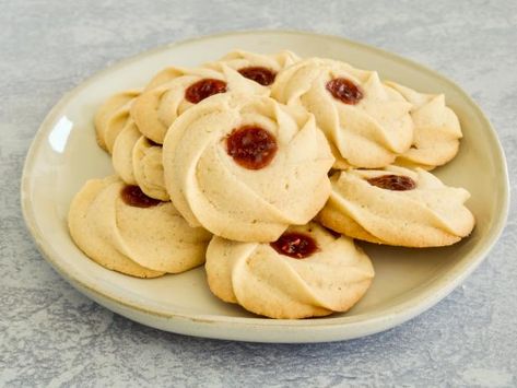 Bakery-Style Jelly Butter Cookies Butter Cookie Recipes, Christmas Butter Cookies, Holiday Butter, Christmas Butter, Swirl Cookies, Perfect Pot Roast, Cookie Recipes Decorating, Jelly Cookies, Cookie Plate