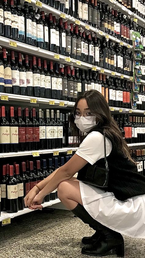 Grocery Pose Ideas, Costco Photoshoot, Shopping Photo Ideas, Ootd Poses, Foto Inspo, Photo Shoot Location, Instagram Creative Ideas, Tumblr Pics, Themes Photo