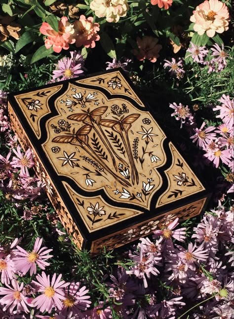 Pyrogaphy art by @ KMF_art on insta & twitter. Etsy.com/shop/ArtByKMF Woodburn Jewelry Box, Pyrography Project Ideas, Wood Burn Box Ideas, Wood Burning Box Ideas, Wood Burning Art Patterns, Wood Etching, Wooden Box Crafts, Beginner Wood Burning, Pyrography Designs