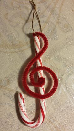 Christmas DIY: DIY Candy Cane Trebl DIY Candy Cane Treble Clef Ornament #christmasdiy #christmas #diy Diy Candy Cane, Candy Cane Crafts, Music Ornaments, Cadeau Parents, Red And White Christmas, Music Crafts, Peony Pink, Diy Teacher Gifts, Cadeau Diy