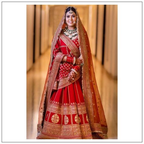 Red Lehnga Jwellery Idea, Rajstani Bridal Lehenga, Red Lengha Bridal, Wedding Chunni, Red Sabyasachi Lehenga, Shadi Makeup, Lehenga For Reception, Latest Bridal Lehenga Designs, Best Indian Wedding Dresses