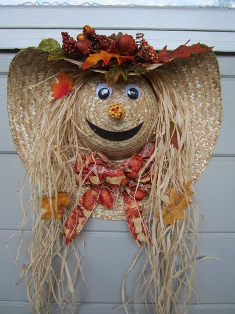 How cute is this scarecrow? She is made out of a strawhat!!! http://justimagine-ddoc.com/home-and-decor/inspiring-fall-decor-ideas/gallery/image/how-cute-is-this-scarecrow/ Homemade Halloween Decorations, Scarecrow Wreath, Fall Scarecrows, Adornos Halloween, Fall Deco, Diy Fall Wreath, Homemade Halloween, Fall Holidays, Thanksgiving Crafts