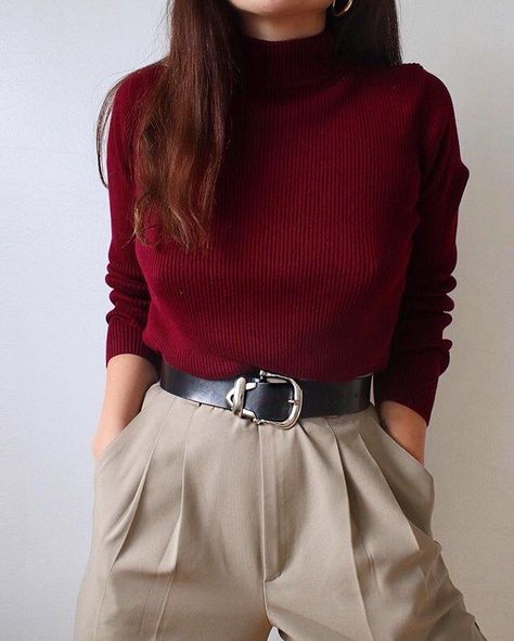 Mode Style Anglais, Maroon Outfit, Academia Outfits, Knitwear Outfit, Postal Code, Tan Pants, Stylish Work Outfits, Red Sweater, Mode Inspo