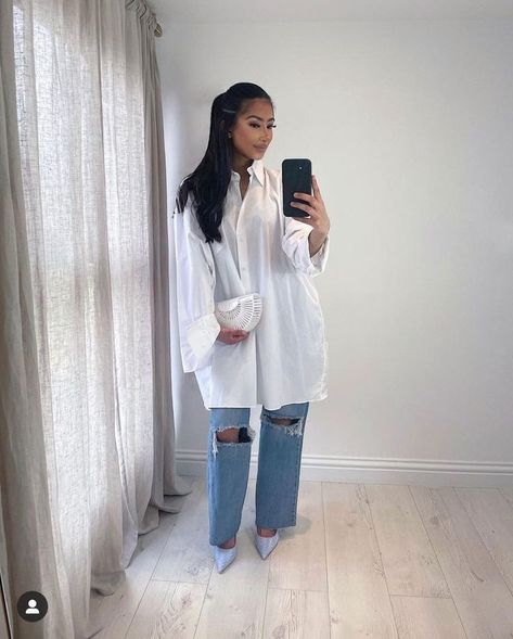 White Top And Jeans Outfit Classy, Denim And White Outfits Classy, Shirt And Jeans Outfit, White Top And Blue Jeans, Outfit Jean, Chic Clothing Style, Cute Modest Outfits, Stylish Work Attire, Effortlessly Chic Outfits