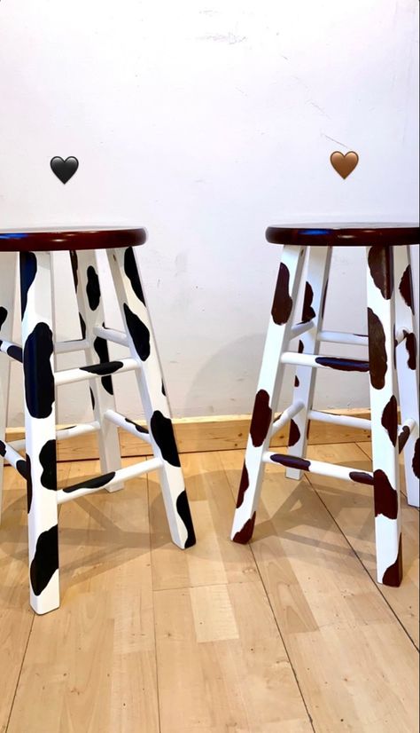 Cow Themed Kitchen Ideas, Cow Print Bar Stools, Cow Print Kitchen Ideas, Cow Print Interior Design, Painting Stool Ideas, Cow Print Office Decor, Shop Projects High School, Diy Country Crafts, Diy Cow Print Decor