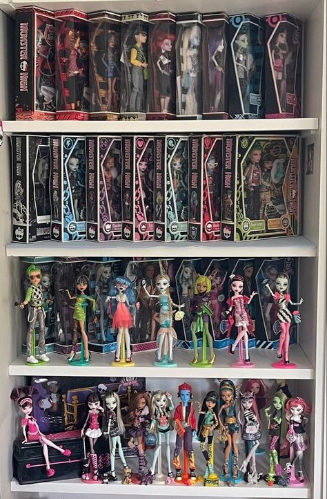 Monster High Nostalgia, Monster High Dolls Collection, Monster High Display, Doll Collection Display, Monster High Bedroom, Monster High Collection, Mh Dolls, Arte Monster High, Monster High Pictures