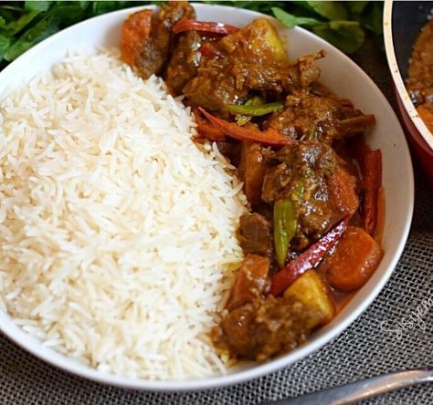 Curry With Curry Powder, Jamaican People, Beef Curry Recipe, Kenyan Food, Ghana Food, African Recipes Nigerian Food, Ghanaian Food, African Foods, Curry Goat