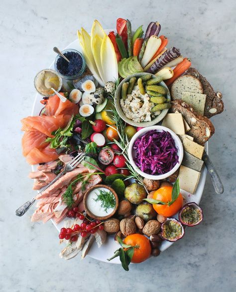 This festive Smörgåsbord Platter has to be the most exquisite way to serve a crowd a feast of colour, flavour and goodness, plus it’s the perfect way to use up leftovers and short-lived fresh produce over the Christmas holiday. Smorgasbord Ideas, Amelia Freer, Christmas Leftovers, Entertainment Ideas, Healthy Christmas, Grazing Tables, Snacks Für Party, Healthy Foodie, Tapenade