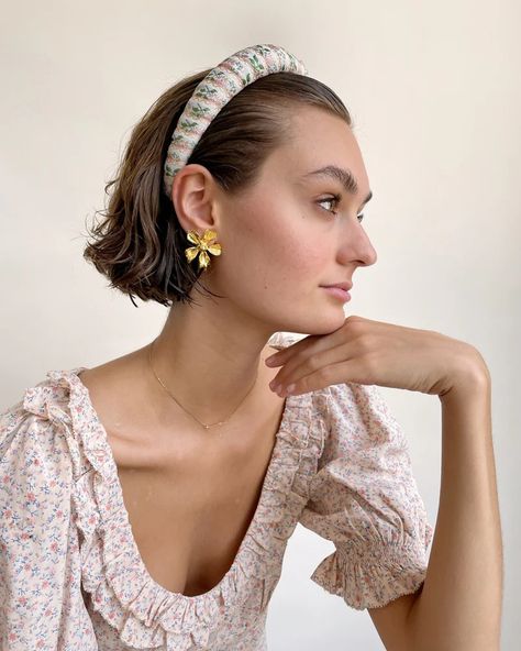 Floral Jewelry – LELET NY Padded Headband Outfit, Headband Short Hair, Headband Photoshoot, Metallic Headband, Headband Looks, Hair Pinned Back, Editorial Look, Hairstyle For Short Hair, Hairstyle For Short