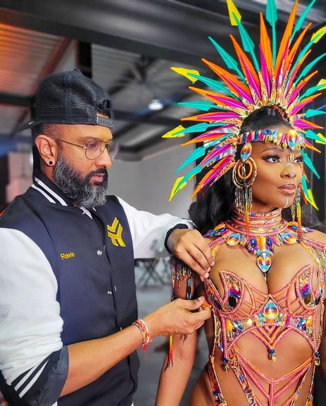 But have you checked the detail on this costume tho 😮😍? Trinidad Carnival 2025 Band Launch season with @yumavibe . Avionne slayed in this opening piece by @rawlepermanand ! 💄: @__glambyshan__ Our booking link for Trinidad Carnival 2025 is now open and slots are already being filled. Disclaimer: Glam hub takes no claim to makeup or hair in these videos. We were just there to support YUMA #carnivalglamhub #glamhubtrinidad #trinidadbandlaunchseason #yumabandlaunch #yumans #carnivalmakeupa... Carnival Costumes Trinidad, Trinidad Carnival Makeup, Carnival Trinidad, Trinidad Carnival Costumes, Trinidad Carnival, Carnival Makeup, Festival Makeup, Carnival Costumes, Now Open