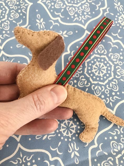 Weiner Dog Felt Ornament, Felt Dachshund Pattern, Felt Sausage Dog, Dachshund Diy Crafts, Felt Dog Pattern Free, Felt Daschund, Felt Dog Ornament Pattern Free, Sewing Present Ideas, Free Felt Patterns Printables