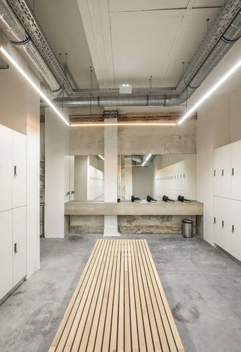 Dance Studio Design, Boutique Gym, Cycling Studio, Gym Lighting, Gym Design Interior, Yoga Studio Design, Gym Lockers, Gym Interior, Interior Minimalista