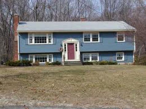 Yorktown-Somers, NY - Do you live in a raised ranch and love it, or do you hate the design and layout? There are ways to update the design to a more contemporary or colonial style. Raised Ranch Living Room, Raised Ranch Remodel Exterior, Raised Ranch Exterior, Split Level Exterior, Raised Ranch Remodel, Bi Level Homes, Split Level Remodel, Split Entry, Raised Ranch