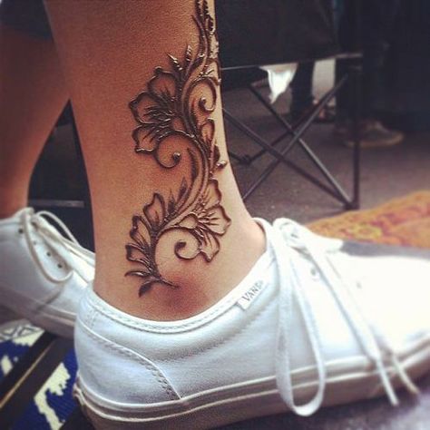 modren simple mehndi designs for feet Paisley Tattoos, Henna Hand Designs, Henna Ink, Henne Tattoo, Jagua Henna, Leg Henna, Henna Drawings, Cute Henna, Foot Henna