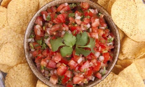 7 Best Substitutes For Cilantro In Salsa - Foods Guy Cilantro Substitute, Easy Tomato Salsa, Roasted Chili Peppers, Green Tomato Recipes, Pepper Salsa, Mild Salsa, Dinner Today, Fresh Salsa, Homemade Salsa