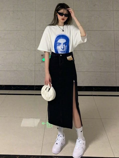 Oversized Tshirt Skirt Outfit Korean, Oversized Tshirt Street Style, Korean Tshirt Outfit, Oversized Tshirt With Skirt, Oversized Shirt And Skirt Outfit, Oversized White Tshirt Outfit, Tshirt Skirt Outfit, Oversized Tshirt Outfit Korean, Baggy Tshirt Outfit