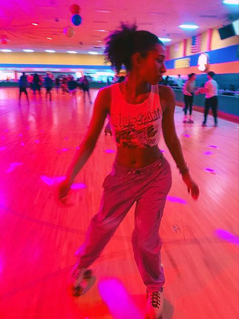 Lesbian Rollerskate, 2000s Roller Skating Outfits, Roller Skating Outfits Black Women, Roller Skating Aesthetic Outfits, Roller Skating Fits, Roller Rink Aesthetic, Rollerskating Aesthetic Outfit, Roller Rink Outfit, Rollerskates Aesthetic