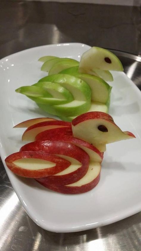 Apple Swans Apple Carving, Fruit Hacks, Croatian Food Desserts, Fruit Animals, Fruit And Vegetable Carving, Funny Fruit, Acupressure Massage, Food Technology, Creative Food Art