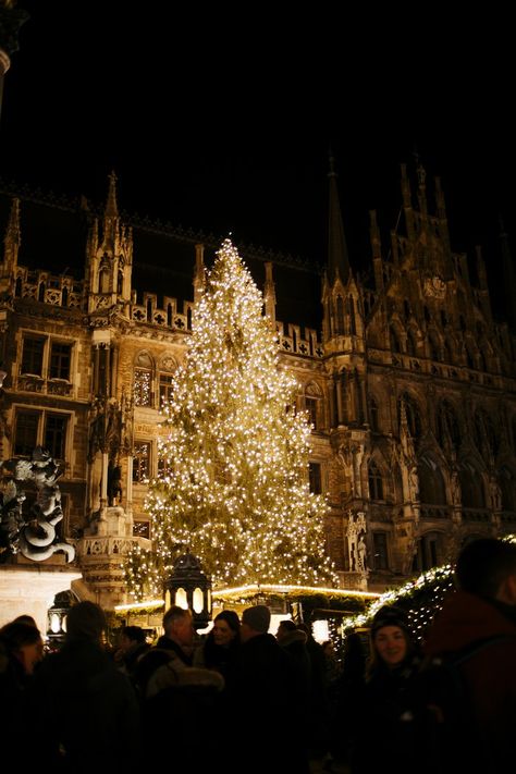 Germany: The Munich Christmas Market Guide — the weithouse Christmas In Munich, Munich Germany Christmas, Munich Germany Food, German Christmas Markets Aesthetic, Germany Holiday, Munich Germany Christmas Market, Munich Christmas Market, Christmas Germany, Munich Christmas