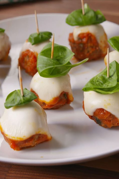 Meatball Parm Skewers   - Delish.com Light Appetizer Recipes Easy, Elegant Mini Desserts Beautiful, Italian Meatball Skewers, Italian Small Bites, Christmas Small Bites, Pregnancy Safe Appetizers, Upscale Appetizers, Parmesan Appetizer, Finger Food Dessert