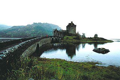 Eilean Donan Castle House Bracken Aesthetic, House Bracken, Mother Confessor, Westeros Houses, Ben Aesthetic, Merida Aesthetic, House Tully, Castle Window, Catelyn Stark