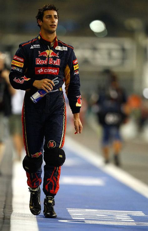 Daniel Ricciardo on the pitlane - 2012 Abu Dhabi GP Daniel Ricciardo Photoshoot, Daniel Ricciardo Toro Rosso, Daniel Ricciardo Aesthetic, Daniel Ricciardo Renault, Daniel Ricciardo Red Bull, Daniel Riccardo, Ricciardo F1, Danny Ric, Formula 1 Car Racing