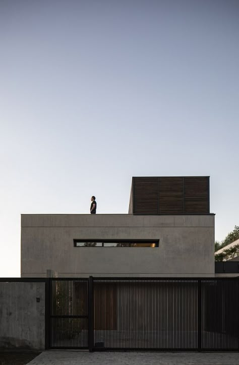 Concrete Minimalist House, Brutalist House, Concrete Houses, Minimal Architecture, Concrete House, Brutalist Architecture, Design Exterior, Home Building Design, Minimalist Architecture