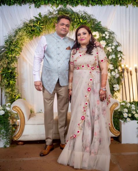 Styling for Bride and Broom for their 25th Anniversary. 25th Anniversary Outfit Indian, 25th Anniversary Outfit, Party Dress Indian, 25th Marriage Anniversary, Outfit Indian, 25 Anniversary, Anniversary Outfit, Indian Family, Marriage Anniversary