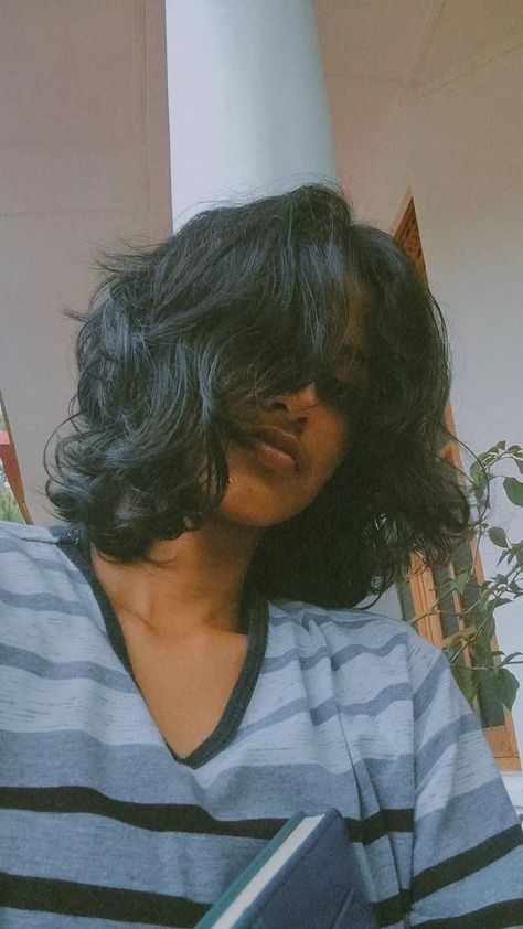 Haircut For Short Hair Girl, Wolf Cut In Short Hair, Wolfcut Hair Women, 90s Wolf Cut, Wolf Haircut Short Hair, Curly Grunge Hair, Wolf Cut On Short Hair, Curly Tomboy Hair, Short Hair 90s Style