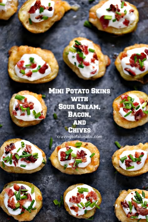 Mini Potato Skins, Potato Skins Appetizer, Fingerfood Recipes, Chives Recipe, Potatoe Skins Recipe, Potato Appetizers, Healthy Superbowl Snacks, Mini Potatoes, Bite Size Appetizers